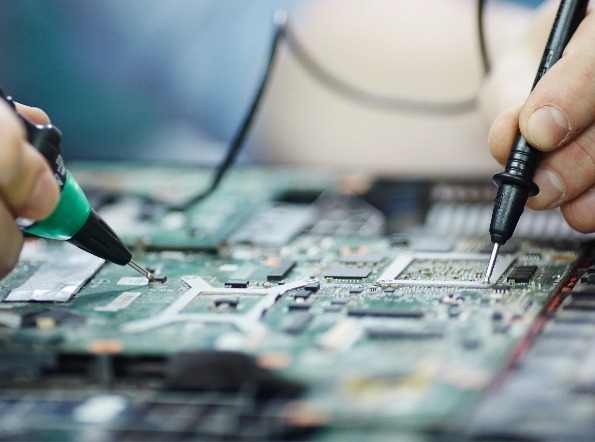 Inspection et réparation de cartes électroniques pour prévenir les défauts, les mesures erronées, les chocs électriques et les risques d'inflammation dans la production industrielle.